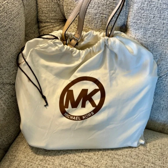 Michael Kors Bedford Medium Pebbled Leather Tote Bag - Picture 5 of 6